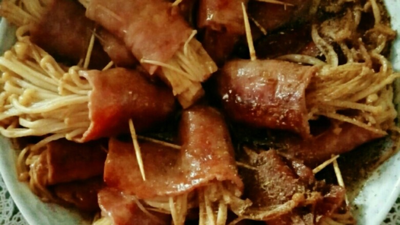 培根金针菇卷,起锅倒油（少量，培根本身含油），放入培根卷煎至金黄，倒入③，煮两分钟起锅，喜欢孜然的可以放点味道更好