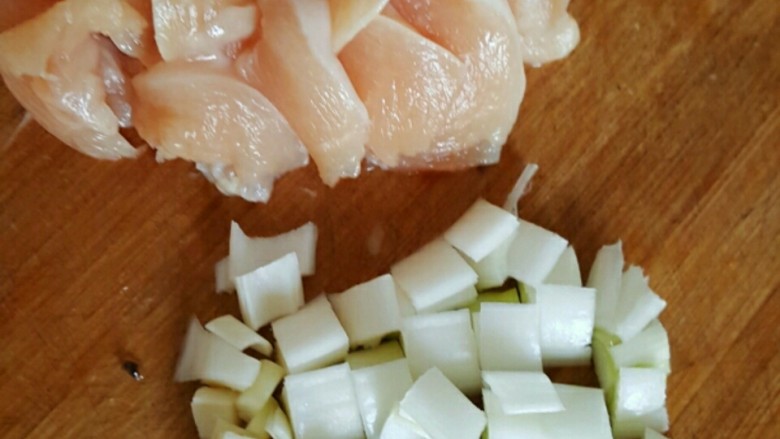 苜蓿鸡肉,<a style='color:red;display:inline-block;' href='/shicai/ 102'>鸡胸</a>切片,葱切碎