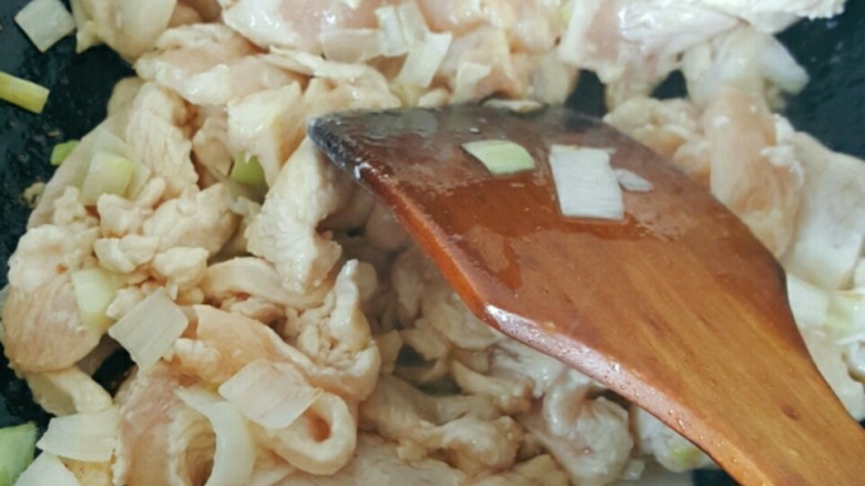 苜蓿鸡肉,热油,放入葱碎鸡胸肉煸炒至变色