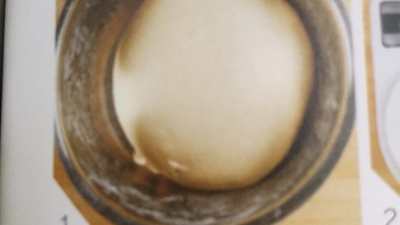 巧克力甜甜圈,1柔面， 加入面团中除黄油之外的所有材料， 柔至面团到半扩展阶段时， 加入黄油。 继续揉面至能够拉出薄膜的扩展状态时，室温下松弛15分钟