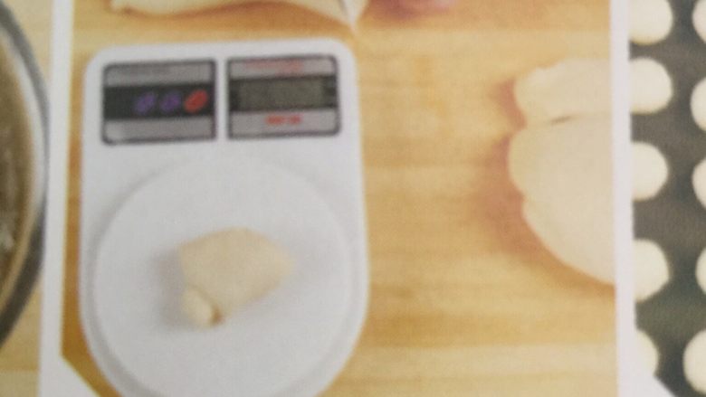 巧克力甜甜圈,2将松弛好的面团分割成大小均匀的小面团， 每个约重50克，用手滚圆后， 室温下松弛15分钟。