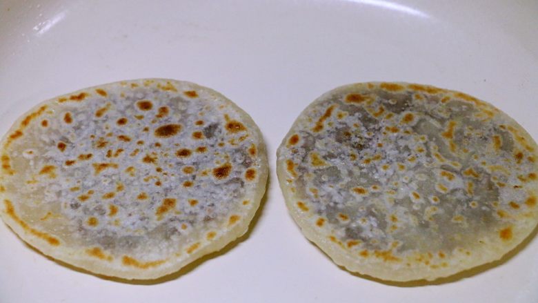 养颜之玫瑰馅儿饼,至两面金黄即可。由于馅料是熟的,所以极易烙熟。