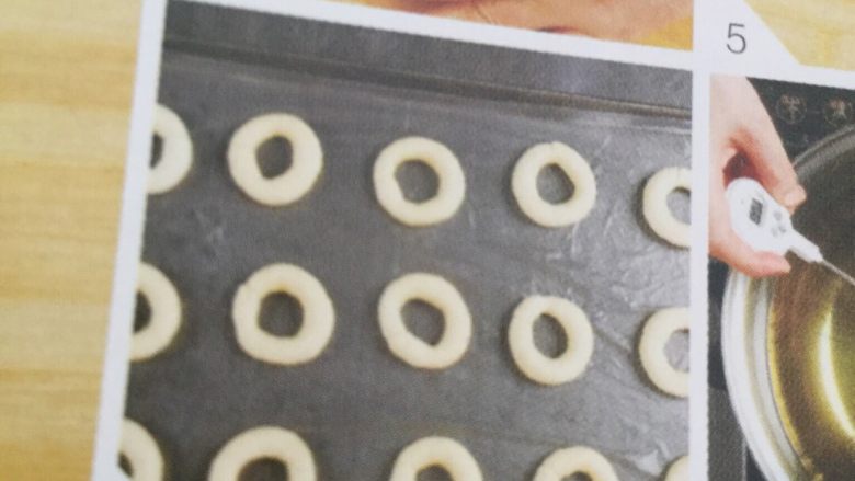 巧克力甜甜圈,将圆圈形面间隔整齐地摆放在铺有塑料布的烤盘中，进行最后的发酵。温度33到35度，湿度70度，的情况下，发酵时间1小时