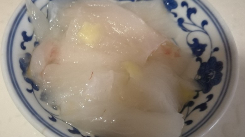 杂蔬猪肉鳕鱼蒸卷,<a style='color:red;display:inline-block;' href='/shicai/ 351'>鳕鱼</a>去刺去皮，少许<a style='color:red;display:inline-block;' href='/shicai/ 37'>姜</a>片去腥。最好用柠檬去腥，没来得及买所以未放，加之此次<a style='color:red;display:inline-block;' href='/shicai/ 351'>鳕鱼</a>比较少故没有鱼腥味