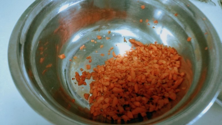 杂蔬猪肉鳕鱼蒸卷,<a style='color:red;display:inline-block;' href='/shicai/ 25'>胡萝卜</a>切碎，放少许橄榄油翻炒，盛出备用