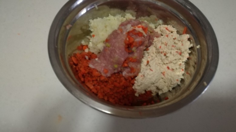 杂蔬猪肉鳕鱼蒸卷,<a style='color:red;display:inline-block;' href='/shicai/ 119'>西兰花</a>焯熟研磨成泥，此次用的花菜。鳕鱼研磨成泥，与肉泥混合，放少量姜和<a style='color:red;display:inline-block;' href='/shicai/ 3250'>葱</a>多成泥。
