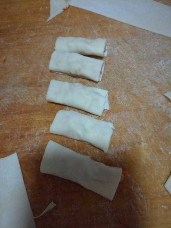 杂蔬猪肉鳕鱼蒸卷,用混沌皮将馅料包裹成长方形。面皮是自己做的，外面买的混沌皮就可以。