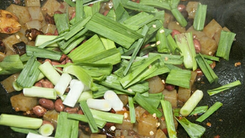 宫保魔芋,最后放蒜苗,加盐和<a style='color:red;display:inline-block;' href='/shicai/ 3729'>白糖</a>调味。