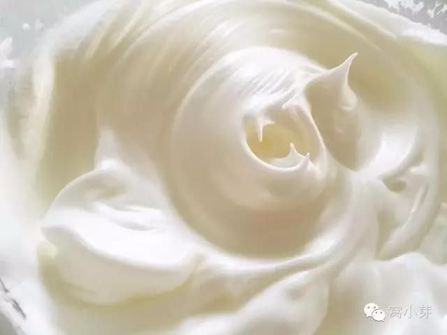 宝宝辅食:水果裸蛋糕-36M+,二、制作蛋白霜
4、一直打到蛋白霜光泽有亮度,组织细腻均匀。此时整个蛋白霜已经有较清晰的纹路,拉出打蛋头,是尖尖挺直的。