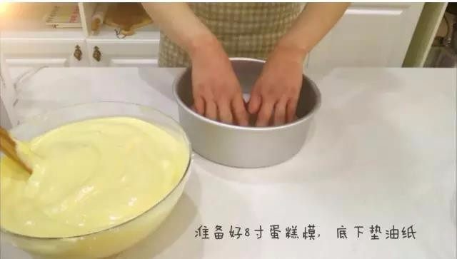 宝宝辅食:水果裸蛋糕-36M+,三、翻拌蛋糕糊及烘烤
4、准备好8寸蛋糕圆模,小芽用的是活底模具,底部垫一张油纸。