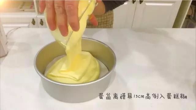 宝宝辅食:水果裸蛋糕-36M+,三、翻拌蛋糕糊及烘烤
5、将蛋糕面糊离模具差不多15cm高的地方,倒入模具中,这样能使蛋糕糊中的大气泡消掉。