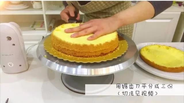 宝宝辅食:水果裸蛋糕-36M+,四、脱模切片
3、用锯齿刀将蛋糕平分成三份,小芽喜欢边转动蛋糕边切,这样可以较好控制每一边厚度统一,边缘大概都先切入1/3左右,最后再向蛋糕中间碰头切断,大家可以这样试试看。