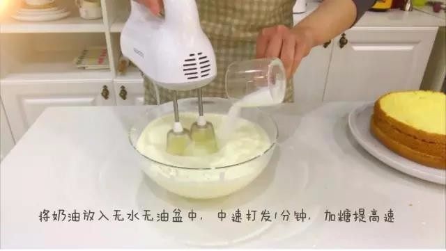 宝宝辅食:水果裸蛋糕-36M+,五、打发奶油
1、将奶油放入无水无油盆中,先用打蛋器中速打发1分钟左右,加入细砂糖提至高速打发。