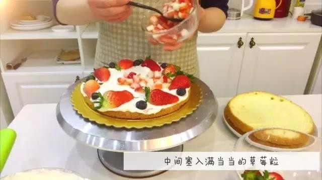 宝宝辅食:水果裸蛋糕-36M+,六、抹奶油,填上满当当的水果哈
2、边缘间隔放一圈草莓和蓝莓,草莓切半哈,然后中间塞入满当当的草莓粒。
》切半草莓可以直接取缔的哈,小芽泡盐水冲洗后没有去掉。