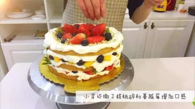 宝宝辅食:水果裸蛋糕-36M+,六、抹奶油,填上满当当的水果哈
4、顶上放上多多的水果,小芽还撒了核桃碎和蔓越莓增加口感。