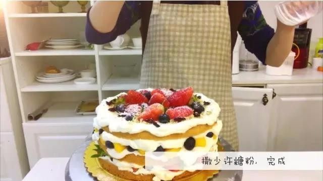 宝宝辅食:水果裸蛋糕-36M+,六、抹奶油,填上满当当的水果哈
5、最后撒上少许糖粉,大功告成。
