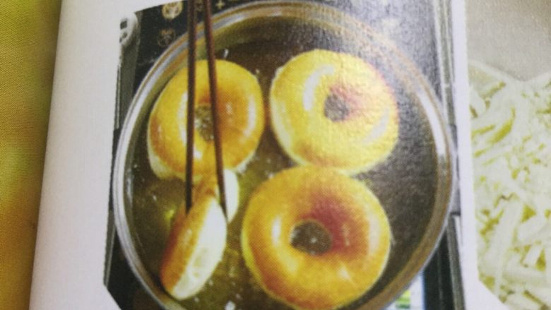 巧克力甜甜圈,5 待面团发酵至原体积的2点5倍大时，锅中倒入色拉油，持油温升至170到180度时，将圆圈形面团依次下锅油炸3到5分中。油炸时要注意翻面，持两面呈金黄时捞出，放在冷却架上冷凉。