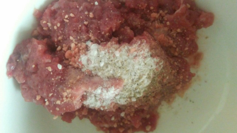肉沫豆角,牛肉沫放入少许<a style='color:red;display:inline-block;' href='/shicai/ 720'>胡椒粉</a>和淀粉 抓匀 腌一会儿