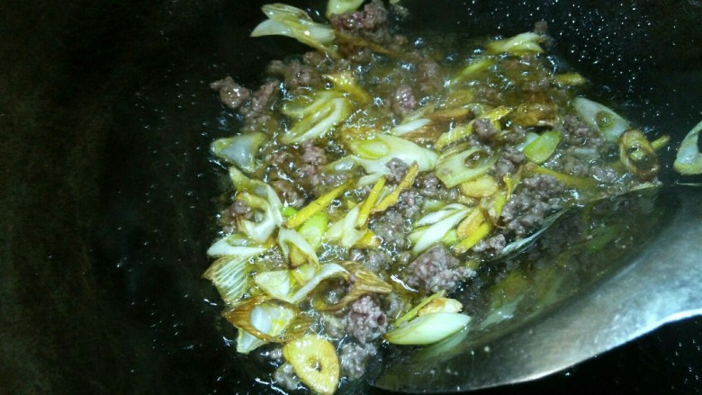 肉沫豆角,倒入牛肉沫 炒散
