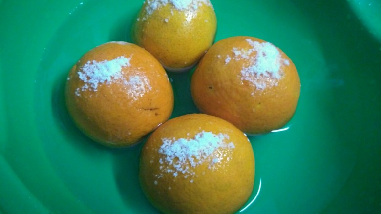 橙皮蜜饯,用盐搓洗橙子表皮,可以清洗残留的农药,用盐水泡10分钟,用纸巾吸干水分