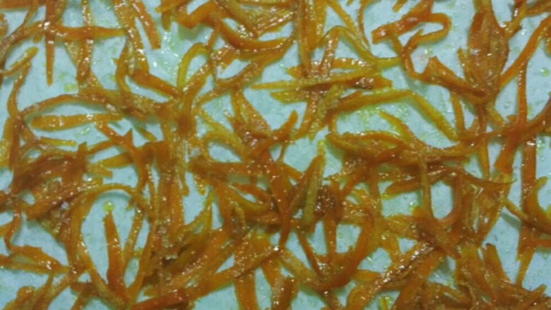 橙皮蜜饯,然后倒在油纸上摊开风干,最后撒上白糖,装进密封的玻璃瓶中,美美的橙皮蜜饯就搞定啦!