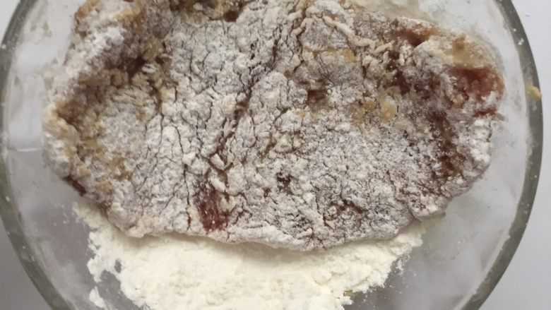 劲脆汉堡包,腌好的鸡腿,猪排先粘面粉