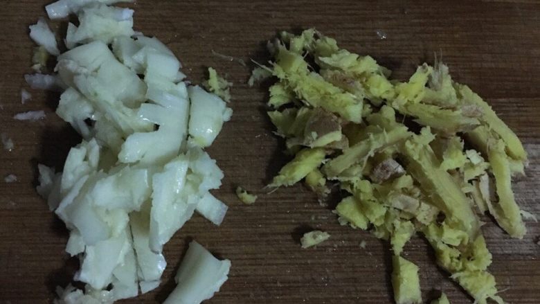 回锅肉,再把姜,蒜切碎
