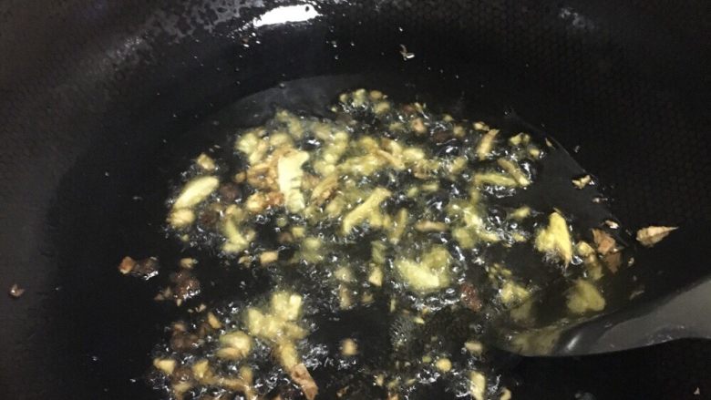 回锅肉,加入姜,蒜,一小撮花椒,炒出香味