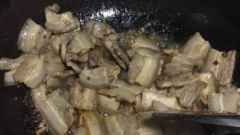 回锅肉,炒到微干的时候,放点酱油