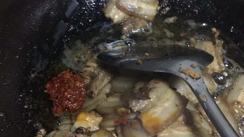 回锅肉,然后加点豆瓣酱,再慢慢把肉里面的油炒出来
