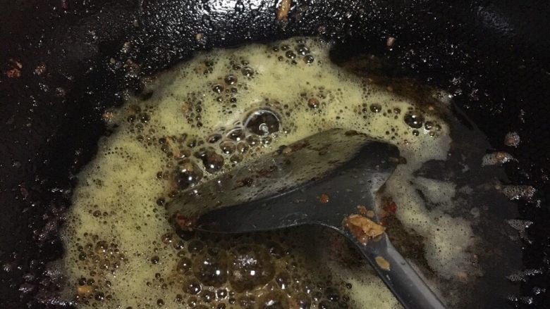 回锅肉,锅里留下剩下的底油,如果不够,可以再加一点