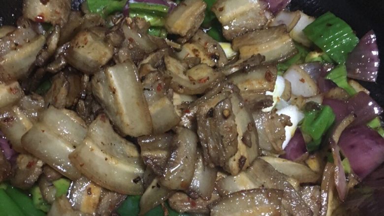 回锅肉,再把刚刚起盘的肉放入锅里,再放一点鸡精,继续翻炒