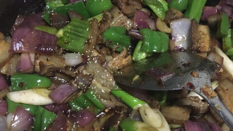 回锅肉,翻炒均匀后就可以起盘啦!