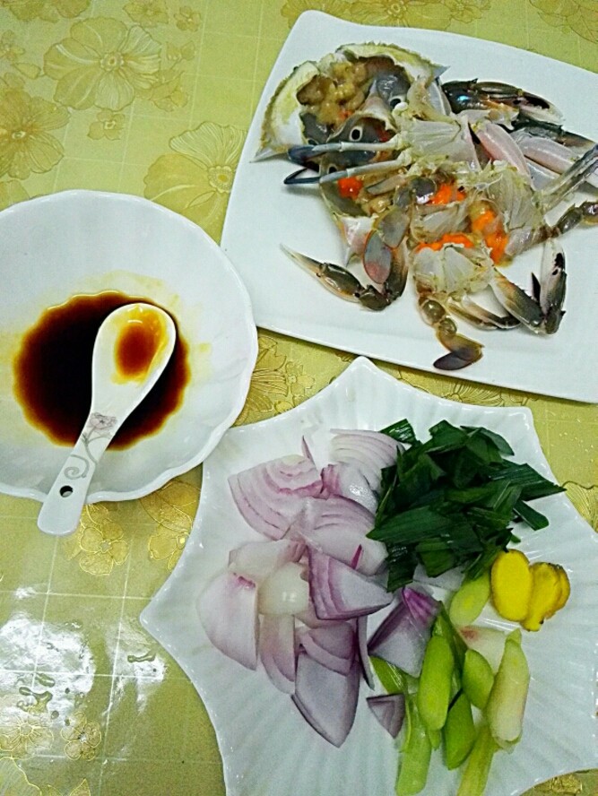 爆炒螃蟹#人民的美食#,<a style='color:red;display:inline-block;' href='/shicai/ 29'>洋葱</a>,蒜,姜片切好