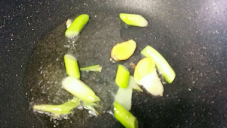 爆炒螃蟹#人民的美食#,放姜片,蒜,爆香
