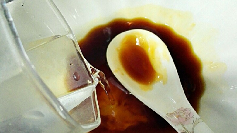 爆炒螃蟹#人民的美食#,在刚才调好的汁里加差不多5,60毫升的清水