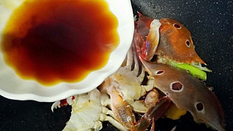 爆炒螃蟹#人民的美食#,螃蟹煎,变红色后倒汁