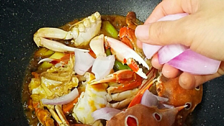 爆炒螃蟹#人民的美食#,汤汁变浓后,加洋葱