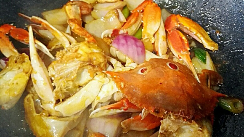 爆炒螃蟹#人民的美食#,用小火翻拌下