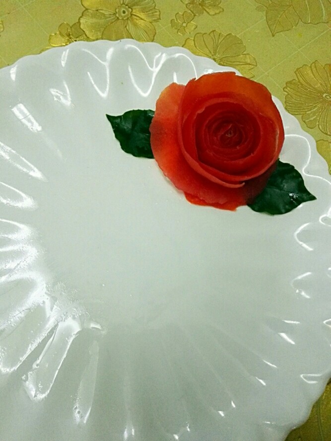 爆炒螃蟹#人民的美食#,盘子准备好,摆盘的是蕃茄皮卷出来的玫瑰花