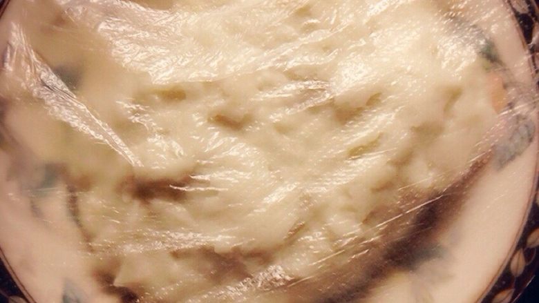 三色煎奶豆腐,放到一个容器里，包上保鲜膜，冰冻半小时