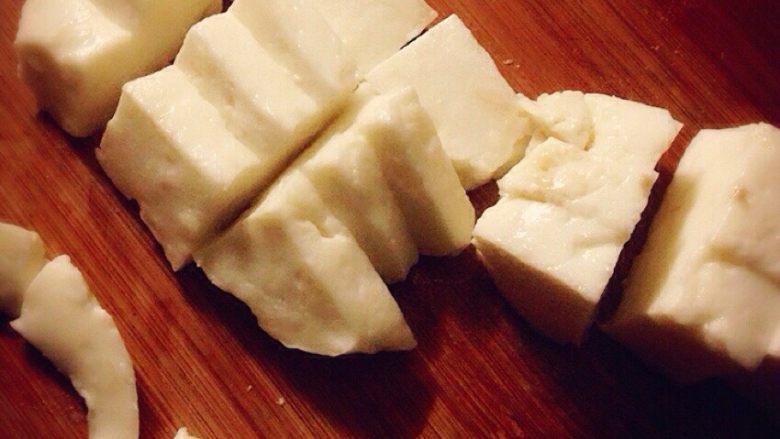 三色煎奶豆腐,把奶冻切成小块