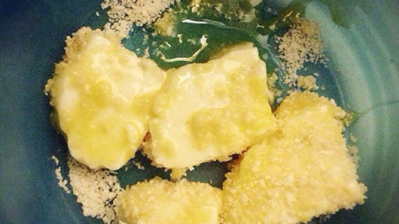 三色煎奶豆腐,蘸上<a style='color:red;display:inline-block;' href='/shicai/ 588'>面包糠</a>