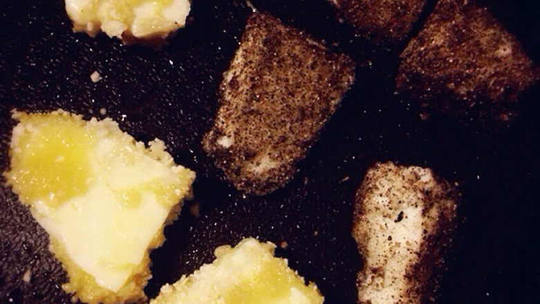 三色煎奶豆腐,平底锅刷上一层薄薄的油，小火煎