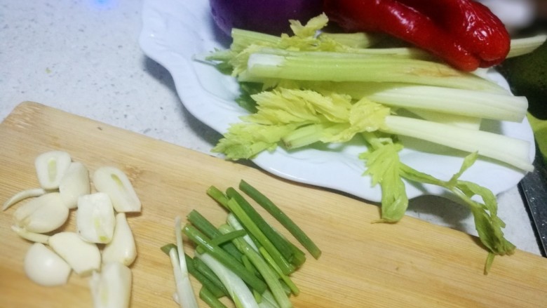 锡纸包烤鲈鱼,趁着腌制鱼的时间处理配菜，厨房里还有一点炒菜剩下的西芹我就没有用细芹菜，如果用细青芹菜颜色搭配会跟更漂亮