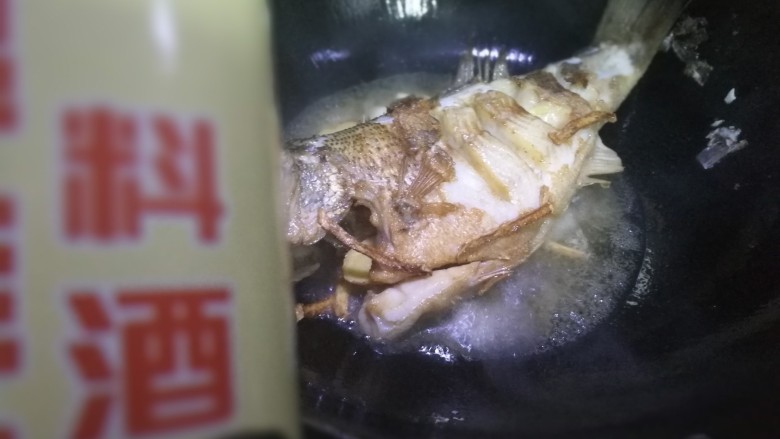 锡纸包烤鲈鱼,做鱼料酒还是需要的，加入少许料酒去腥