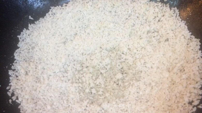 油炸锅巴,拌过生粉大米 入锅摊匀洒点水定型(油炸时候不容易散) 后把周围一圈整整形即可