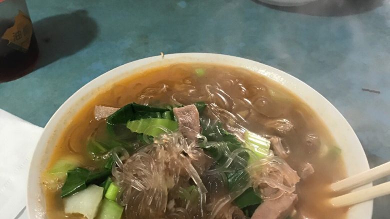 牛肉干面,锅中放入牛骨汤,青菜,牛舌头,番薯干面,一起烧!好吃的牛肉干面就完成啦