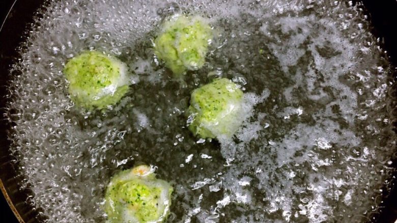 西兰花鲜虾丸,水烧开放入虾丸