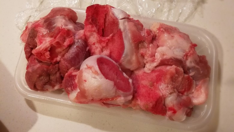 粉藕龙骨汤,这个不算好的,想快菜场买肋排炖五十分钟就可以吃了,想补钙可以买筒骨慢炖二小时以上